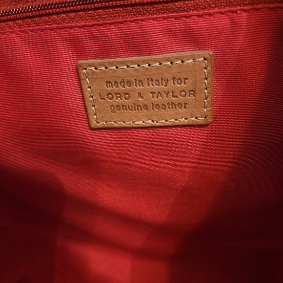 LORD & TAYLOR LEATHER TOTEBAG MADE IN ITALY. RED TRIM INSIDE &OUT.BRASS FEET! - Picture 5 of 6